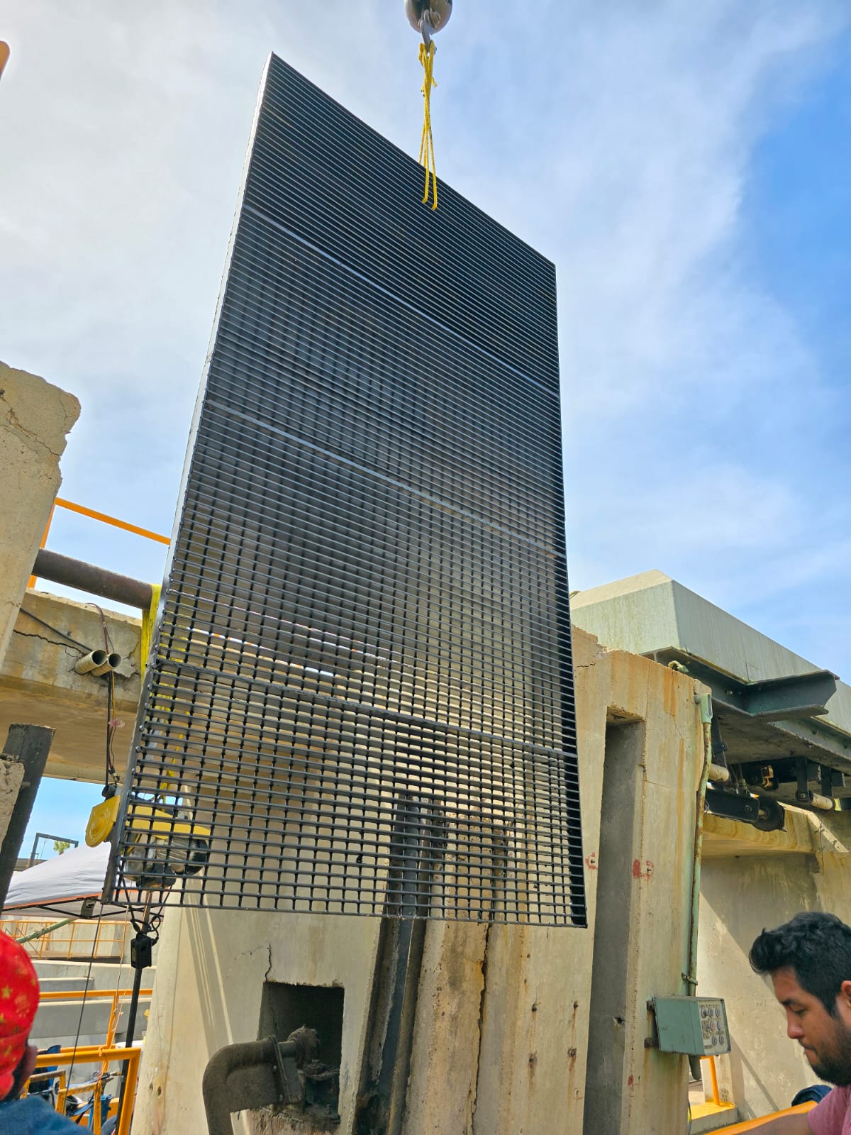 Instalación de rejillas filtradoras cfe
